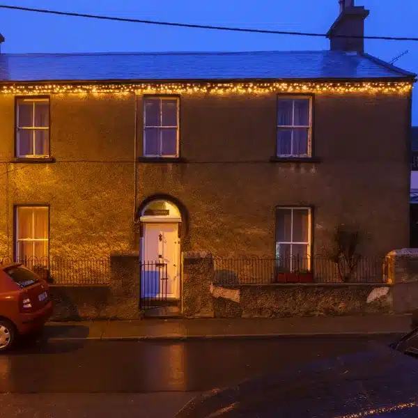 300 LED connectable cluster Christmas lights in warm white roofline display