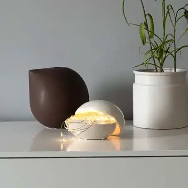 Battery powered 20 amber LED light set with timer function table display