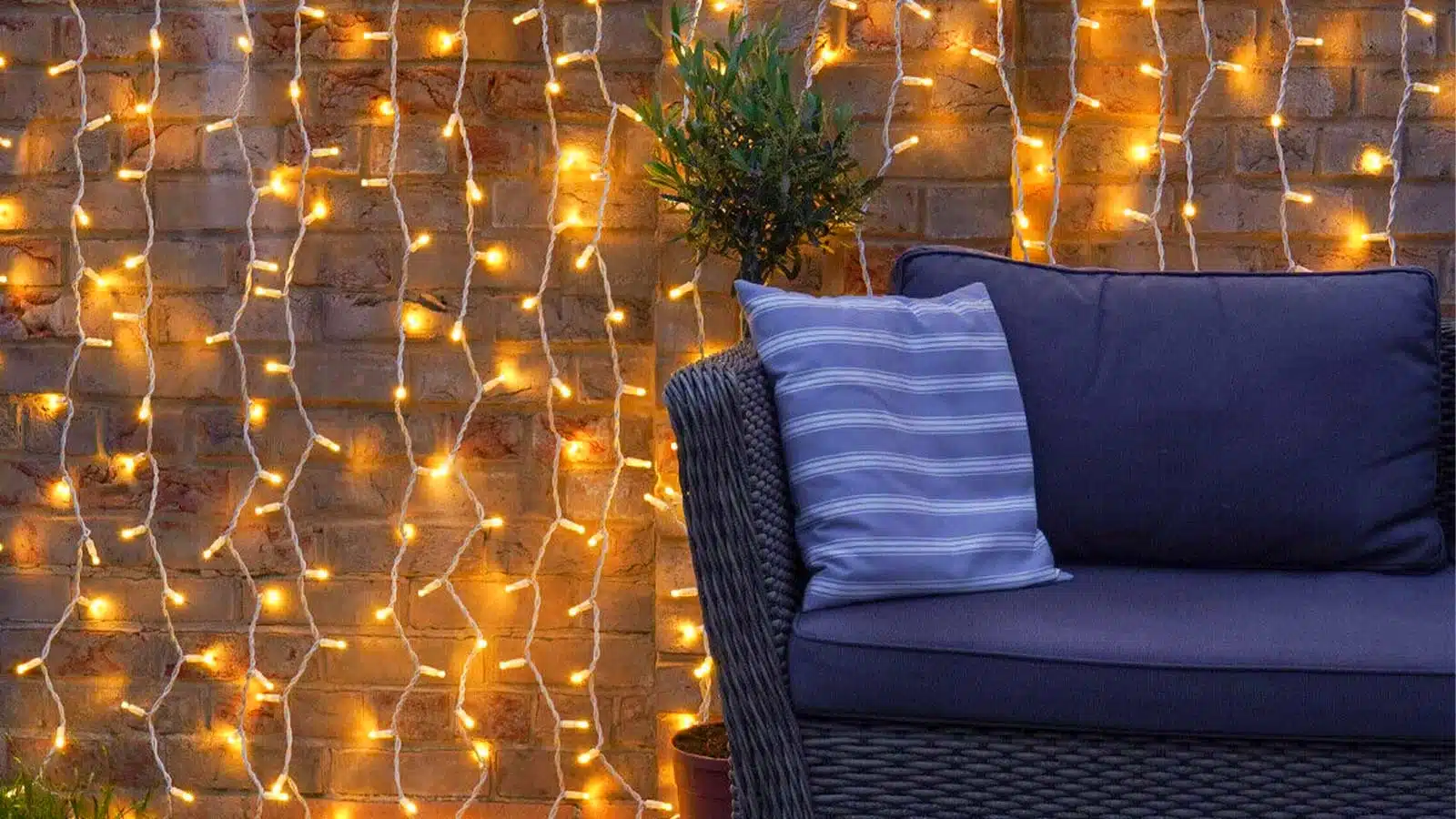 Connectable 6m drop warm white LED curtain lights for indoor use