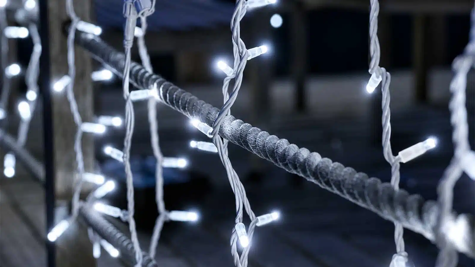 Connectable outdoor Christmas lights ice white on white cable display