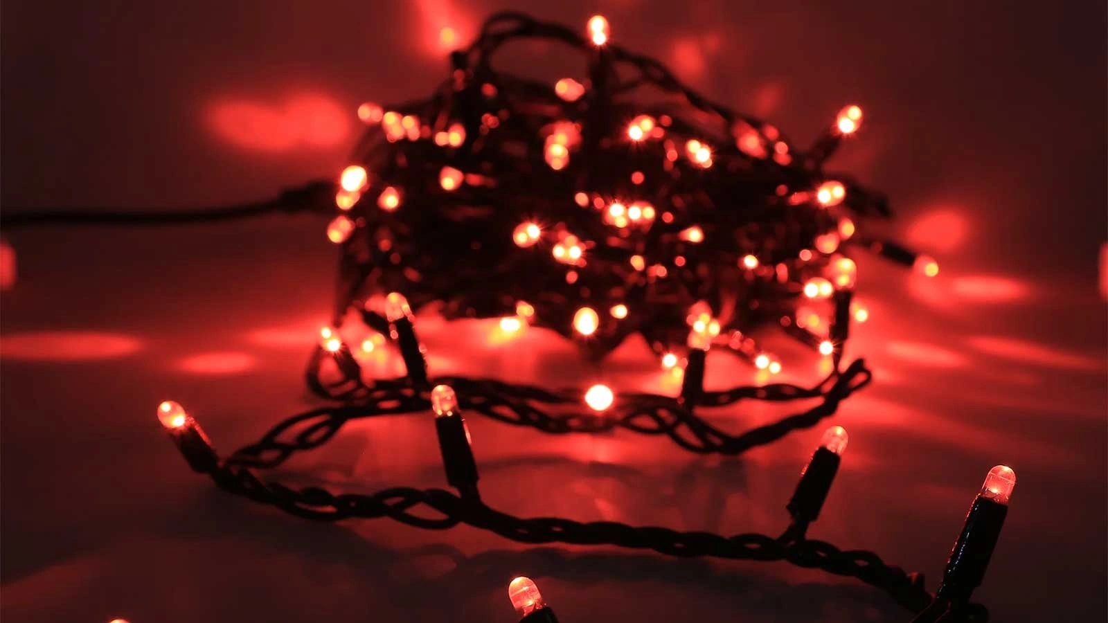 Connectable red outdoor Christmas tree lights product display