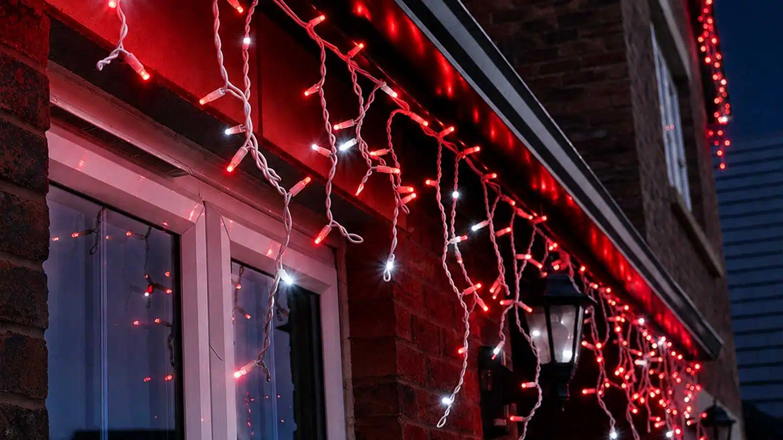 Red with ice white flash icicle Christmas lights connectable outside display