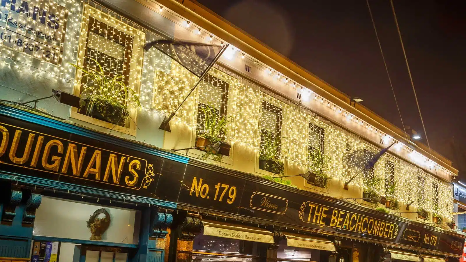Warm white 1.5m drop connectable curtain lights outside bar display