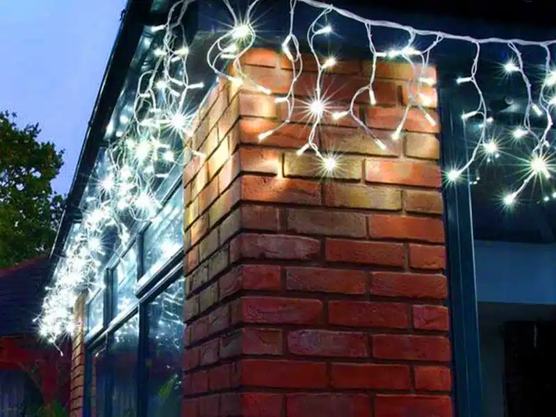 Outdoor LED icicle lights ice white with flash ideal for rooflines, gutters and fences
