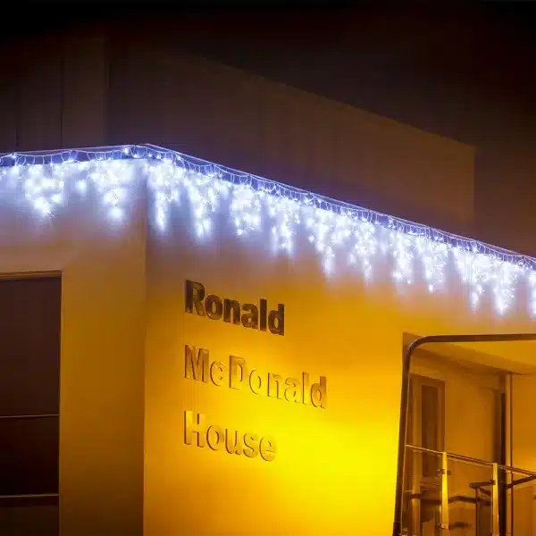 Connectable triangle icicle lights in ice white with 192 LEDs roofline display