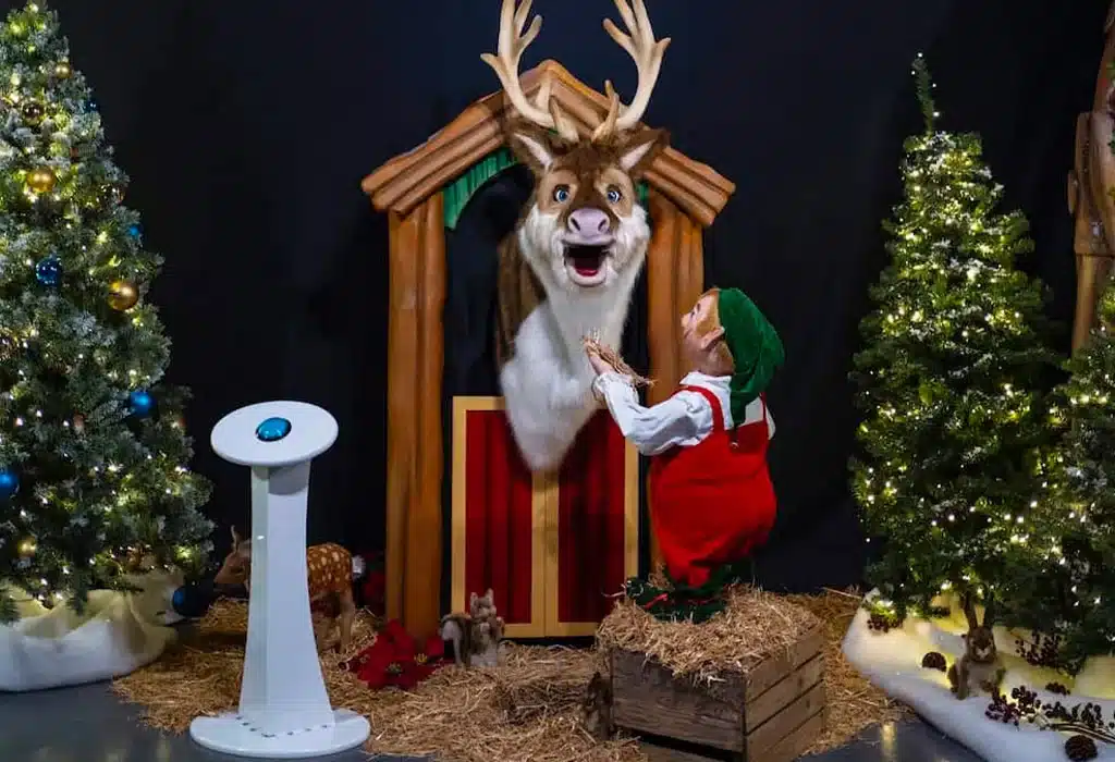 Woodland reindeer display stable unit